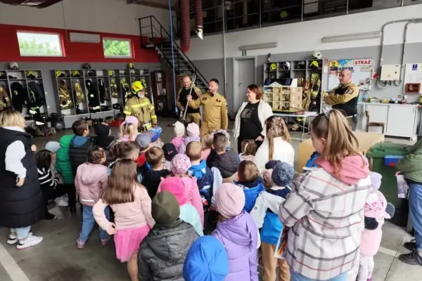 Przedszkolaki z Pięczkowa z wizytą w remizie OSP