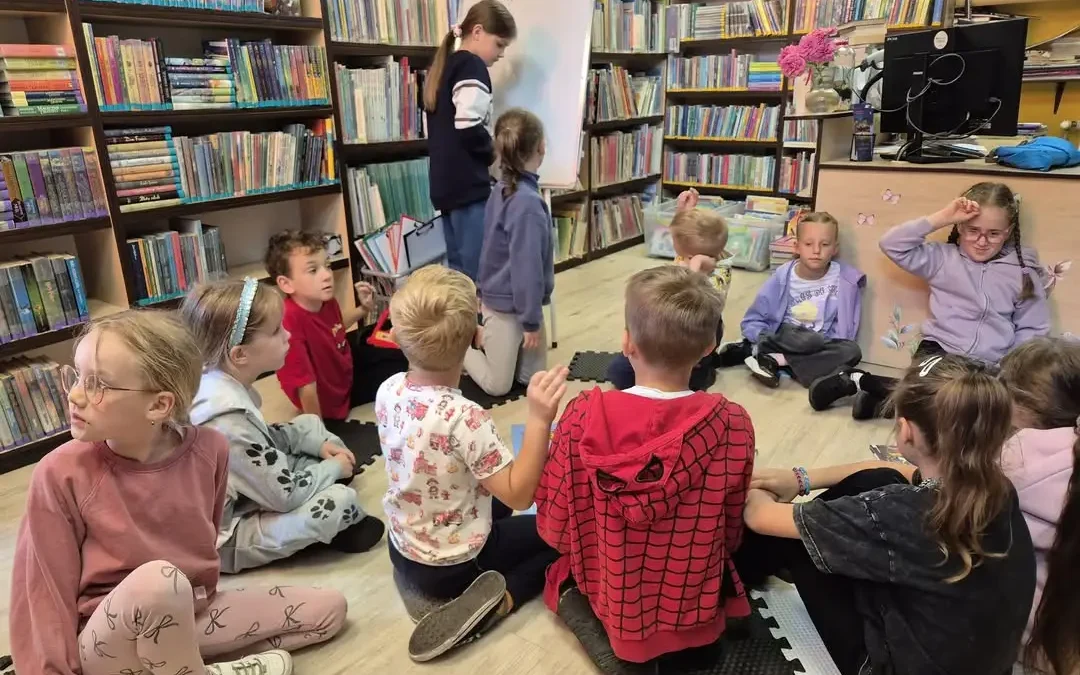 Uczniowie z Klęki odkrywają wakacyjne przygody z biblioteką