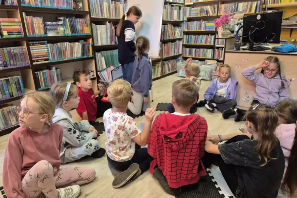 Uczniowie z Klęki odkrywają wakacyjne przygody z biblioteką