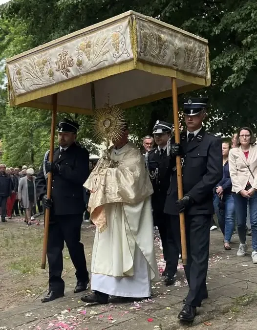 Druhowie OSP Klęka uczestniczyli w Oktawie Bożego Ciała w Nowym Mieście nad Wartą
