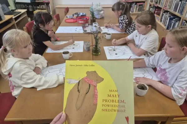 Kawą malowane – kreatywne zajęcia w bibliotece w Nowym Mieście nad Wartą