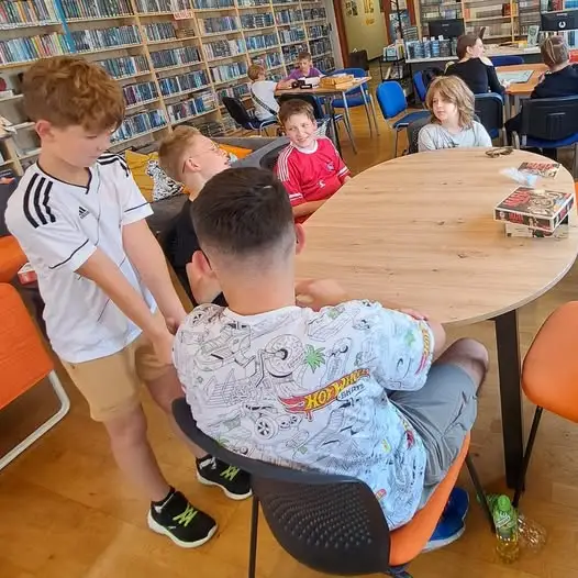 Klub gier planszowych „Braterska Gra” kończy sezon – wakacje w bibliotece