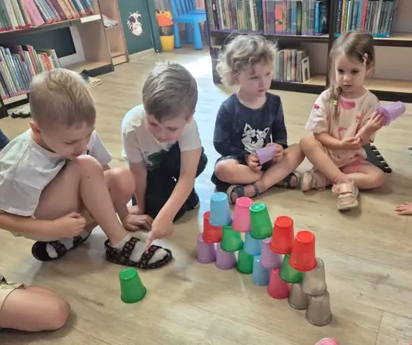 Kodowanie i zabawa w bibliotece – Żabki z Nowego Miasta nad Wartą rozwijały logiczne myślenie