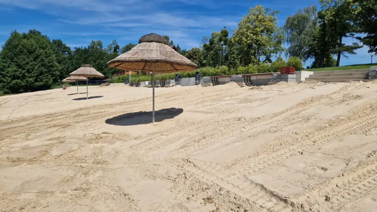 Plaża w Zaniemyślu gotowa na letni weekend – zapraszamy nad Jezioro Raczyńskie