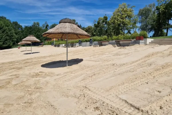 Plaża w Zaniemyślu gotowa na letni weekend – zapraszamy nad Jezioro Raczyńskie