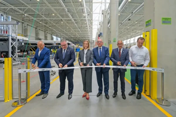 Solaris otwiera nową halę produkcyjną w Środzie Wielkopolskiej – 500 autobusów rocznie i 300 miejsc pracy
