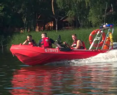 Wspólne patrole OSP i policji nad Jeziorem Raczyńskim – apel o bezpieczeństwo podczas wakacji