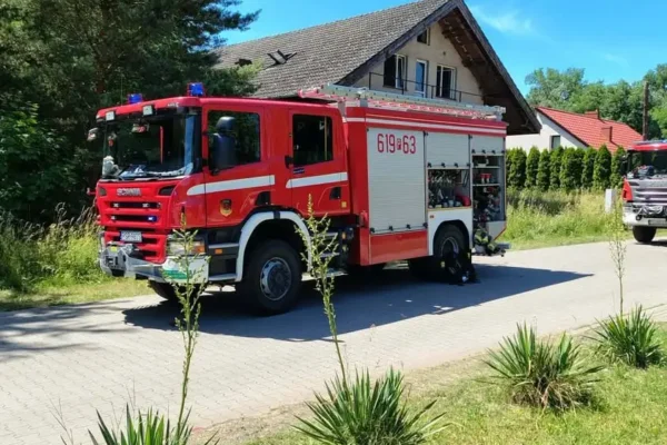 Pożar pustostanu w Zaniemyślu – strażacy z OSP i JRG w akcji