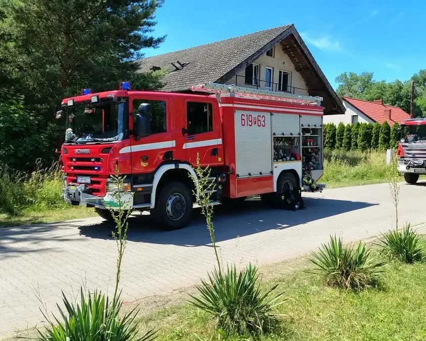 Pożar pustostanu w Zaniemyślu – strażacy z OSP i JRG w akcji