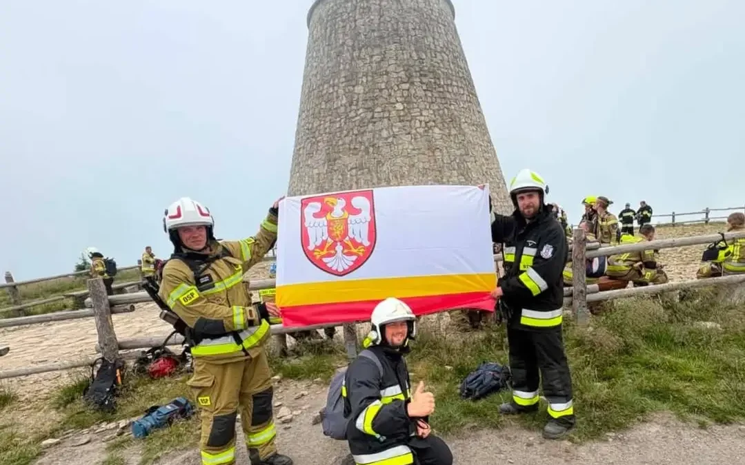 2 tysiące strażaków w pełnym umundurowaniu zdobyło Śnieżnik. Wśród nich druhowie z powiatu średzkiego