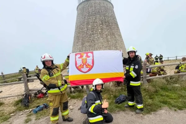 2 tysiące strażaków w pełnym umundurowaniu zdobyło Śnieżnik. Wśród nich druhowie z powiatu średzkiego