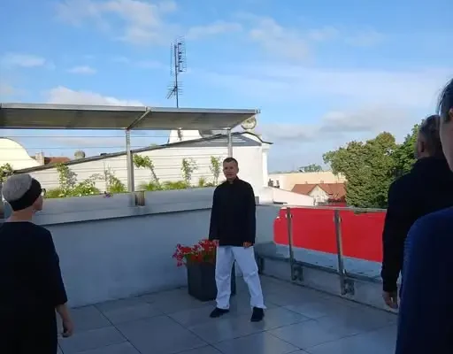 Tai Chi na tarasie biblioteki – harmonia mimo wietrznej pogody