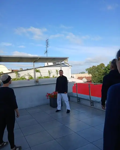 Tai Chi na tarasie biblioteki – harmonia mimo wietrznej pogody