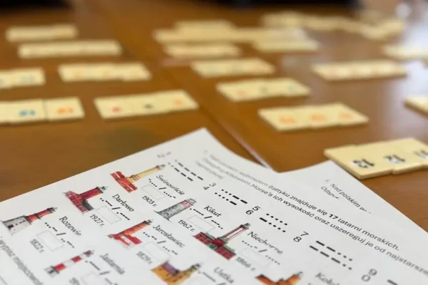 Seniorzy odkrywali tajemnice Bałtyku i latarni morskich podczas warsztatów w bibliotece