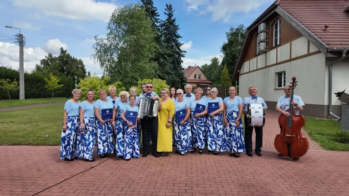 Muzyczne spotkanie w Domu Seniora w Jarosławcu – „Nadwarcianki” poruszyły serca mieszkańców