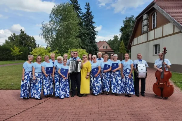 Muzyczne spotkanie w Domu Seniora w Jarosławcu – „Nadwarcianki” poruszyły serca mieszkańców