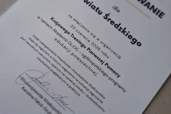 Trening pierwszej pomocy podczas Biegu Generała Dąbrowskiego w Środzie Wielkopolskiej