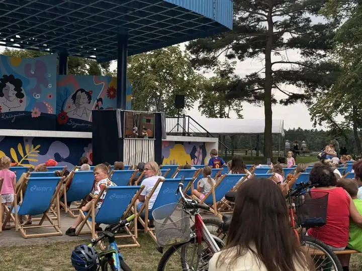 Teatr NEMNO zachwycił najmłodszych spektaklem „Gburek” w Zaniemyślu