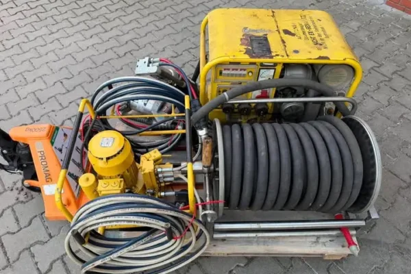 OSP Nowe Miasto nad Wartą sprzedaje sprzęt hydrauliczny i agregat