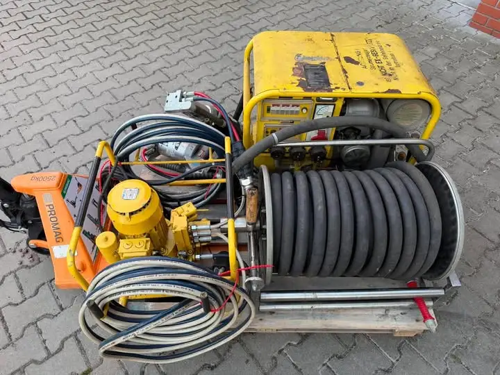 OSP Nowe Miasto nad Wartą sprzedaje sprzęt hydrauliczny i agregat
