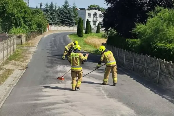Strażacy z OSP Pięczkowo usuwali substancję ropopochodną z jezdni
