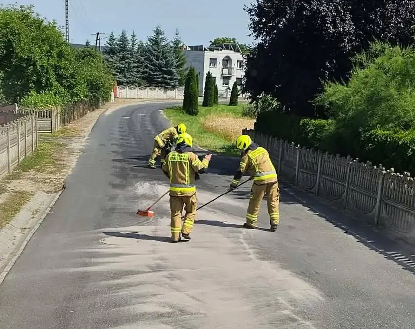 Strażacy z OSP Pięczkowo usuwali substancję ropopochodną z jezdni