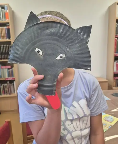 Warsztaty o wilkach w bibliotece – dzieci poznały prawdę o tych zwierzętach