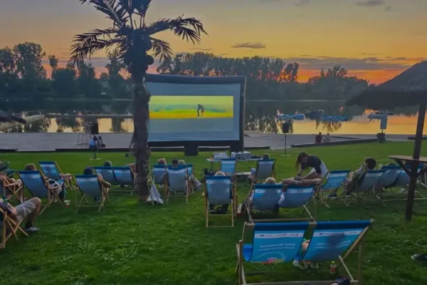 Kino plenerowe nad jeziorem średzkim – „Bękarty wojny” na leżakach