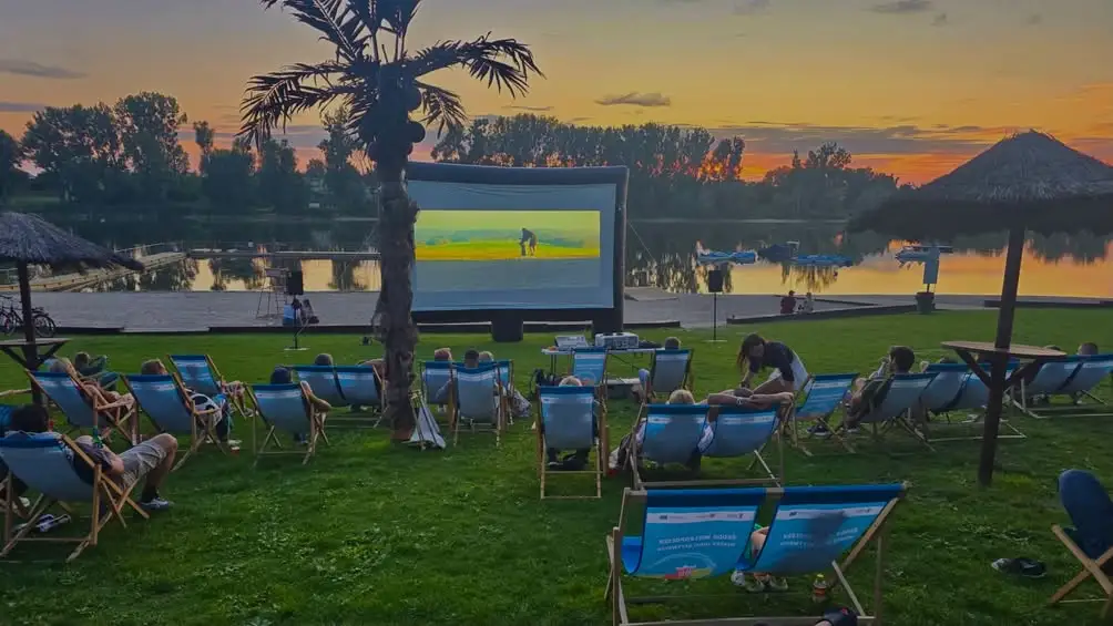 Kino plenerowe nad jeziorem średzkim – „Bękarty wojny” na leżakach