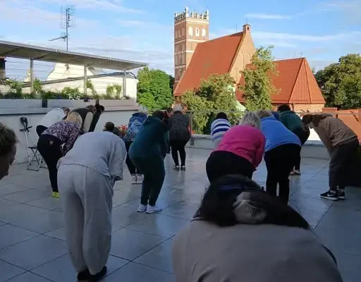 Poranna praktyka Tai Chi w słońcu – dziękujemy za liczne przybycie