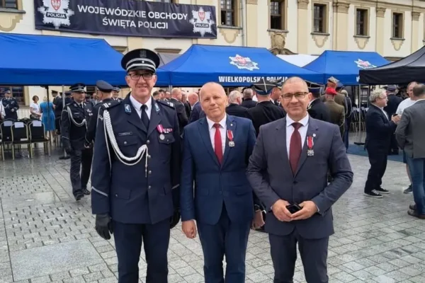 Burmistrz i starosta ze Środy Wielkopolskiej odznaczeni za współpracę z policją