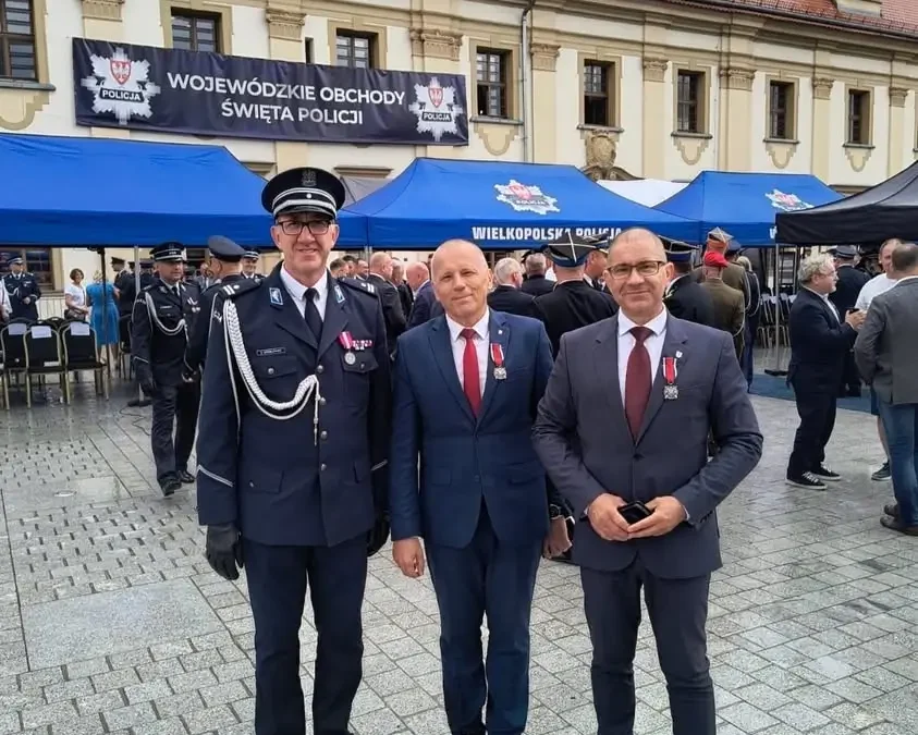 Burmistrz i starosta ze Środy Wielkopolskiej odznaczeni za współpracę z policją