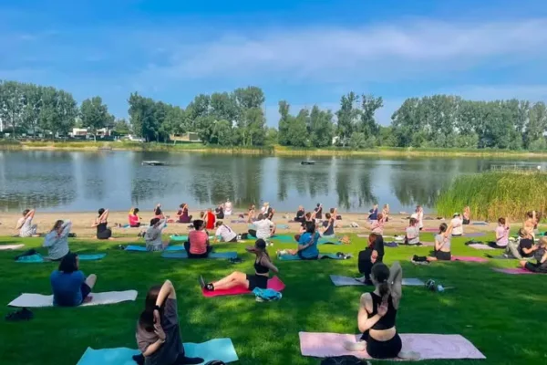 Joga na plaży nad jeziorem średzkim – relaks w otoczeniu natury