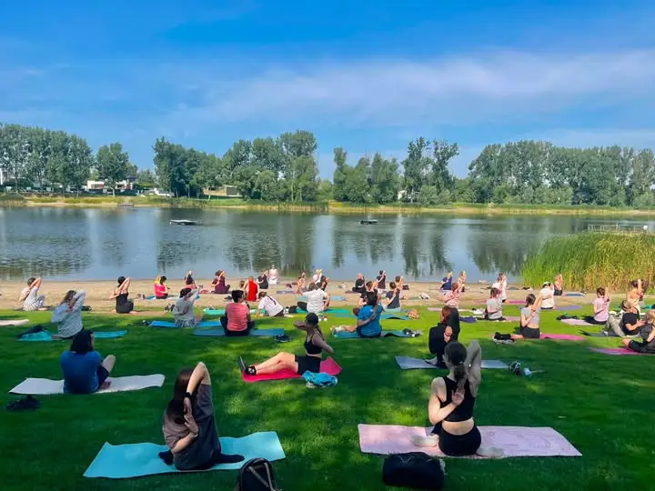 Joga na plaży nad jeziorem średzkim – relaks w otoczeniu natury