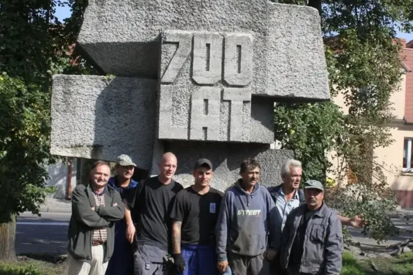 Odnowiono pomnik 700-lecia Środy Wielkopolskiej – przypomnienie transportu z 2010 roku