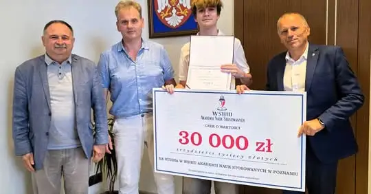 Maksymilian Pankowski z bonem stypendialnym na studia w Poznaniu