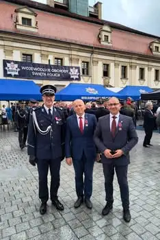 Starosta i burmistrz uhonorowani Brązowymi Odznakami „Za Zasługi dla Policji”