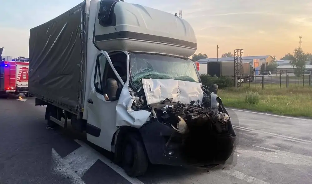 Zderzenie na DK11 w Nowym Mieście nad Wartą – strażacy zabezpieczali miejsce zdarzenia