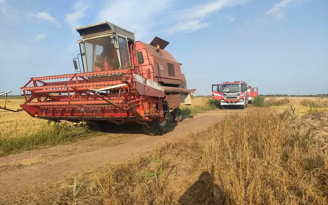 Zadymienie z kombajnu w Pięczkowie – strażacy w akcji