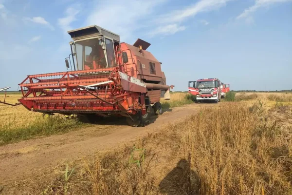 Zadymienie z kombajnu w Pięczkowie – strażacy w akcji