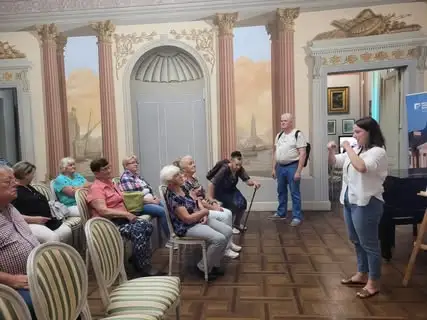 Zespół Stokrotki z wizytą w Dobrzycy – wspólne śpiewanie i zwiedzanie pałacu