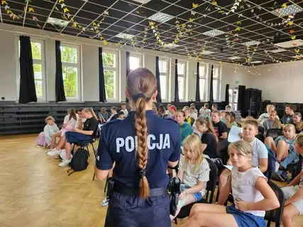 Policjanci ze Środy uczą dzieci bezpiecznych wakacji nad wodą