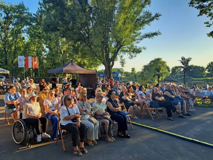 Koncert „W 80 minut dookoła świata” nad jeziorem średzkim – muzyczna podróż bez granic