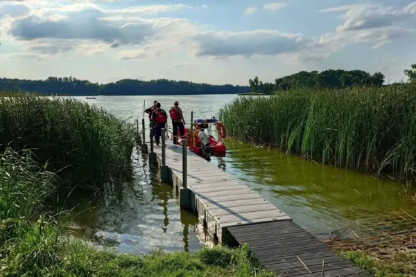 Wspólny patrol policji i strażaków na Jeziorze Raczyńskim – apel o bezpieczeństwo