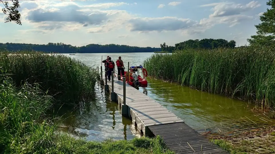 Wspólny patrol policji i strażaków na Jeziorze Raczyńskim – apel o bezpieczeństwo