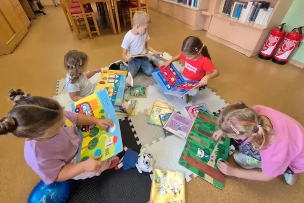 Przedszkolaki odkrywały przygody Kici Koci w bibliotece