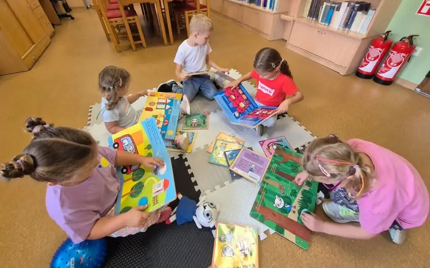 Przedszkolaki odkrywały przygody Kici Koci w bibliotece