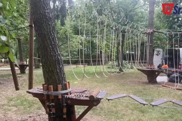 Park linowy dla dzieci w Środzie Wielkopolskiej prawie gotowy