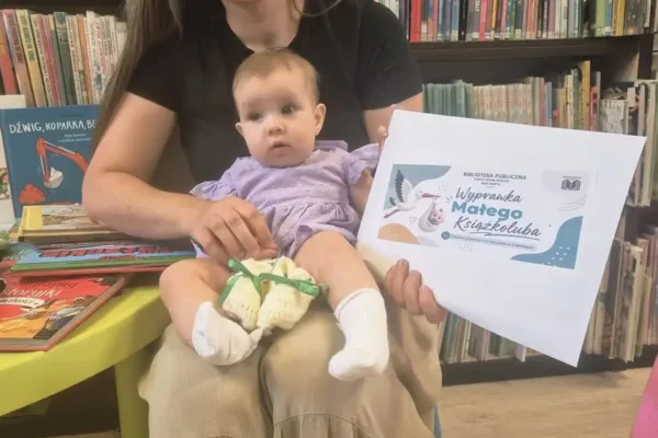 Mała Jadzia dołączyła do grona Małych Książkolubów w bibliotece