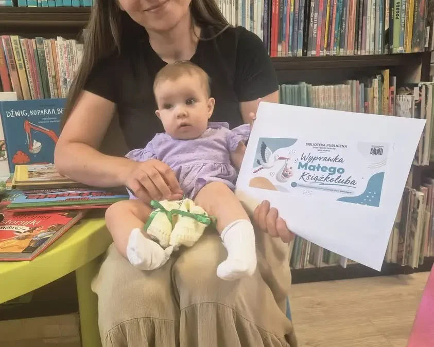 Mała Jadzia dołączyła do grona Małych Książkolubów w bibliotece